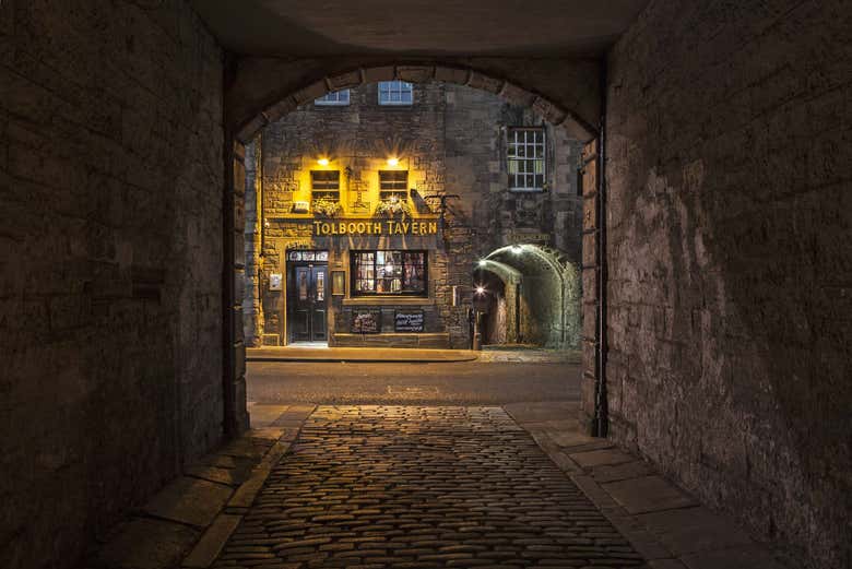 Vistas a Tolbooth desde el callejón